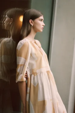 Dialogue Puff-Sleeve Shift Dress